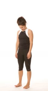 Sträck upp kroppen och andas in. Tippa huvudet framåt under utandning. Håll still och andas in varpå du under utandning för hakan djupare in mot bröstet. Upprepa 5 ggr. 